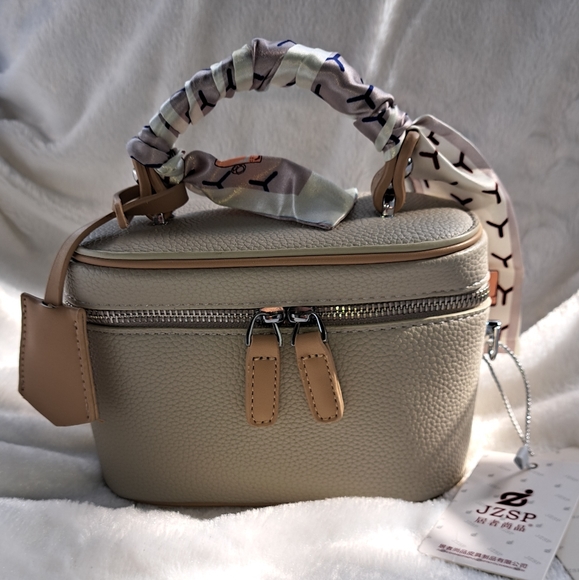 NWT!! Mini Train-Case Crossbody - Picture 3 of 7